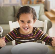 Când începem să folosim lingura și furculița?